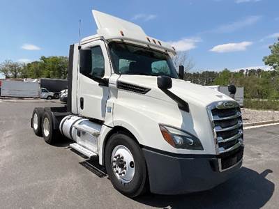 Freightliner Cascadia 126 Day Cab Truck - Detroit 435HP