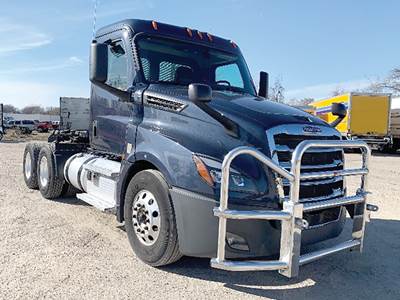 Freightliner Cascadia 126 Day Cab Truck - Detroit 455HP