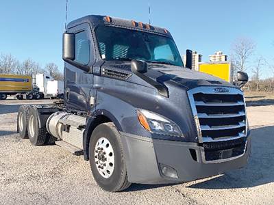 Freightliner Cascadia 126 Day Cab Truck - Detroit 455HP