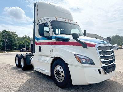 Freightliner Cascadia 126 Day Cab Truck - Detroit 400HP