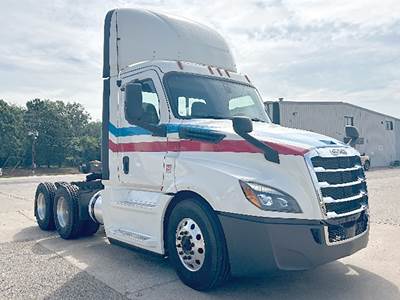 Freightliner Cascadia 126 Day Cab Truck - Detroit 400HP