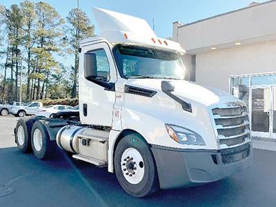 Freightliner Cascadia 126 Day Cab Truck - Detroit 435HP