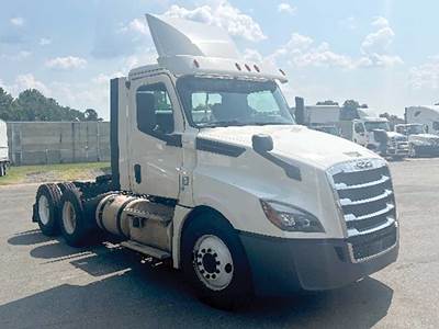 Freightliner Cascadia 126 Day Cab Truck - Detroit 435HP