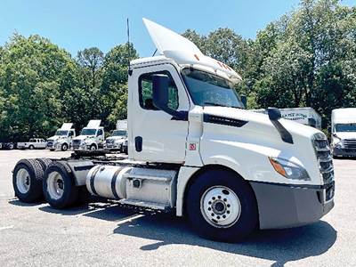 Freightliner Cascadia 126 Day Cab Truck - Detroit 435HP