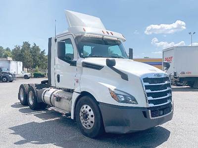 Freightliner Cascadia 126 Day Cab Truck - Detroit 435HP