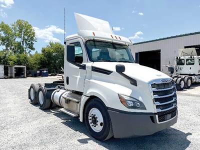 Freightliner Cascadia 126 Day Cab Truck - Detroit 435HP