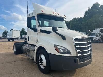 Freightliner Cascadia 126 Day Cab Truck - Detroit 410HP