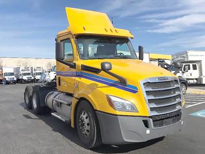 Freightliner Cascadia 126 Day Cab Truck - Detroit 435HP
