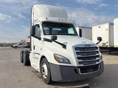 Freightliner Cascadia 126 Day Cab Truck - Detroit 400HP