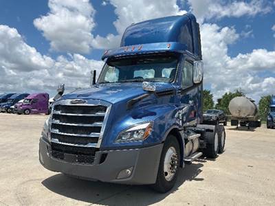Freightliner Cascadia 126 Day Cab Truck - Detroit 455HP