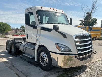 Freightliner Cascadia 126 Day Cab Truck - Detroit 455HP