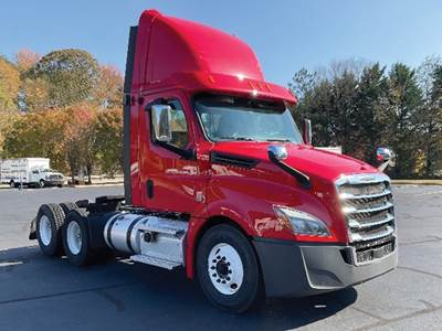 Freightliner Cascadia 126 Day Cab Truck - Detroit 450HP