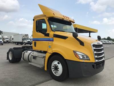 Freightliner Cascadia 126 Day Cab Truck - Detroit 410HP