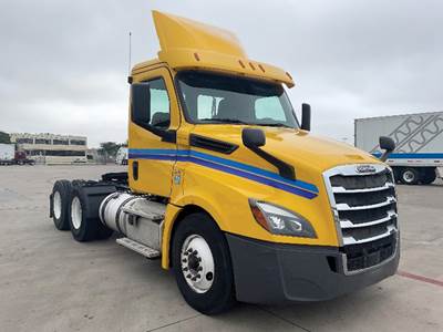 Freightliner Cascadia 126 Day Cab Truck - Detroit 435HP