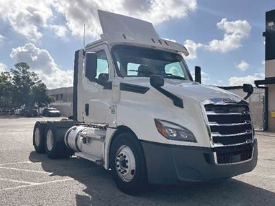 Freightliner Cascadia 126 Day Cab Truck - Detroit 435HP