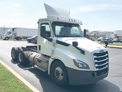 Freightliner Cascadia 126 Day Cab Truck - Detroit 435HP