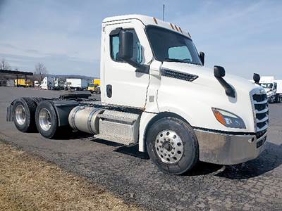 Freightliner Cascadia 126 Day Cab Truck - Detroit 455HP