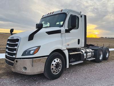 Freightliner Cascadia 126 Day Cab Truck - Detroit 450HP