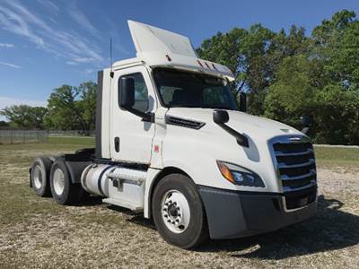 Freightliner Cascadia 126 Day Cab Truck - Detroit 435HP