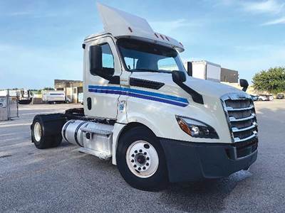 Freightliner Cascadia 126 Day Cab Truck - Detroit 410HP