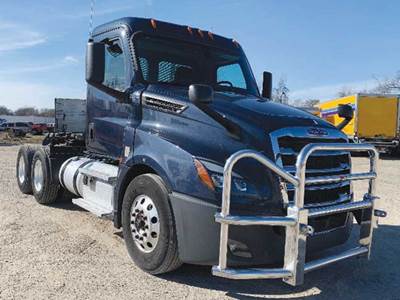 Freightliner Cascadia 126 Day Cab Truck - Detroit 455HP