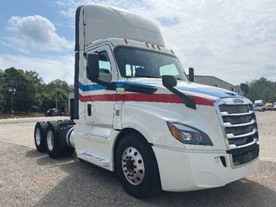 Freightliner Cascadia 126 Day Cab Truck - Detroit 400HP