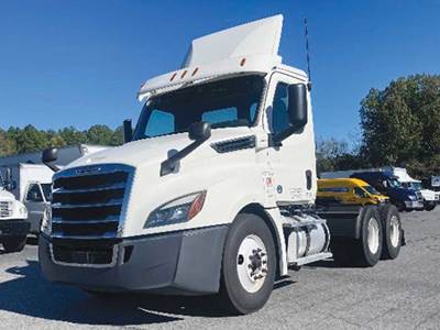 Freightliner Cascadia 126 Day Cab Truck - Detroit 435HP