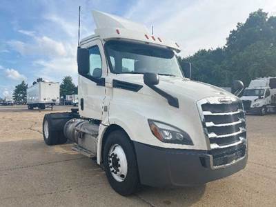 Freightliner Cascadia 126 Day Cab Truck - Detroit 410HP