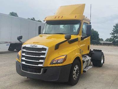 Freightliner Cascadia 126 Day Cab Truck - Detroit 410HP