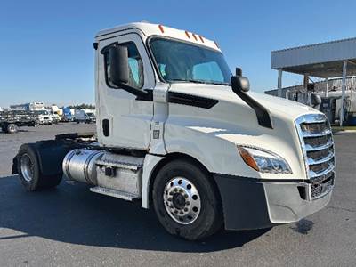 Freightliner Cascadia 126 Day Cab Truck - Detroit 410HP