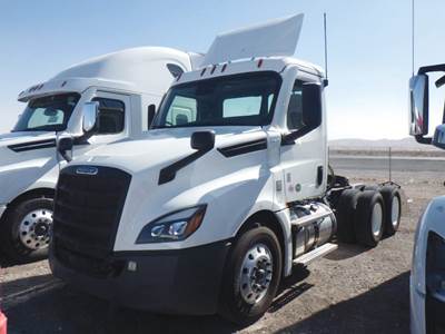 Freightliner Cascadia 126 Day Cab Truck - Detroit 425HP
