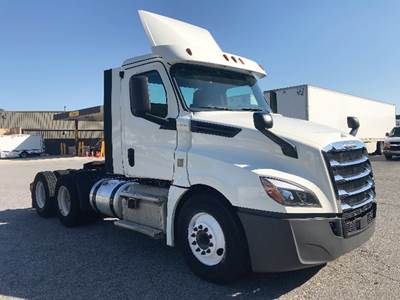 Freightliner Cascadia 126 Day Cab Truck - Detroit 435HP