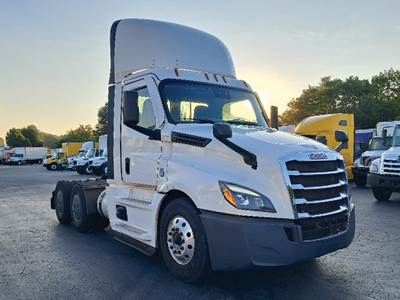 Freightliner Cascadia 126 Day Cab Truck - Detroit 450HP