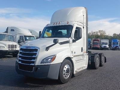 Freightliner Cascadia 126 Day Cab Truck - Detroit 450HP