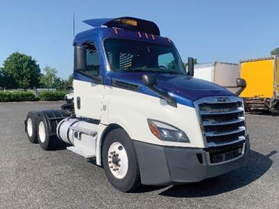 Freightliner Cascadia 126 Day Cab Truck - Detroit 455HP