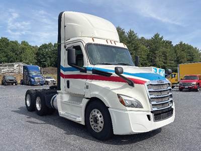 Freightliner Cascadia 126 Day Cab Truck - Detroit 400HP
