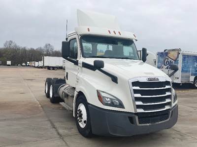 Freightliner Cascadia 126 Day Cab Truck - Detroit 435HP