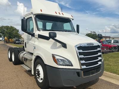 Freightliner Cascadia 126 Day Cab Truck - Detroit 435HP