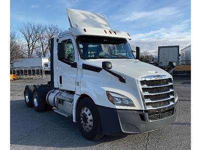 Freightliner Cascadia 126 Day Cab Truck - Detroit 435HP