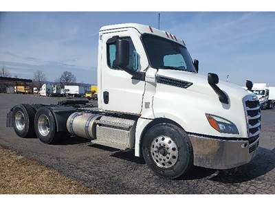 Freightliner Cascadia 126 Day Cab Truck - Detroit 455HP