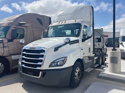 Freightliner Cascadia 126 Day Cab Truck - Detroit 455HP