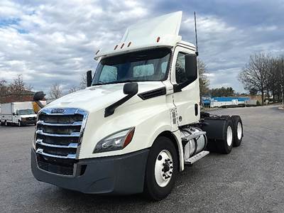 Freightliner Cascadia 126 Day Cab Truck - Detroit 435HP