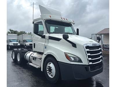 Freightliner Cascadia 126 Day Cab Truck - Detroit 435HP