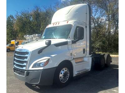 Freightliner Cascadia 126 Day Cab Truck - Detroit 450HP
