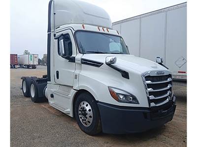 Freightliner Cascadia 126 Day Cab Truck - Detroit 435HP