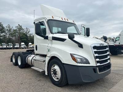 Freightliner Cascadia 126 Day Cab Truck - Detroit 455HP