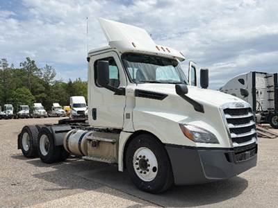 Freightliner Cascadia 126 Day Cab Truck - Detroit 435HP