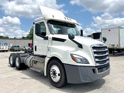 Freightliner Cascadia 126 Day Cab Truck - Detroit 435HP