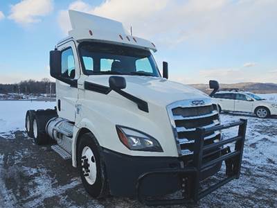 Freightliner Cascadia 126 Day Cab Truck - Detroit 435HP