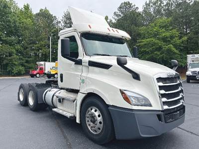 Freightliner Cascadia 126 Day Cab Truck - Detroit 435HP